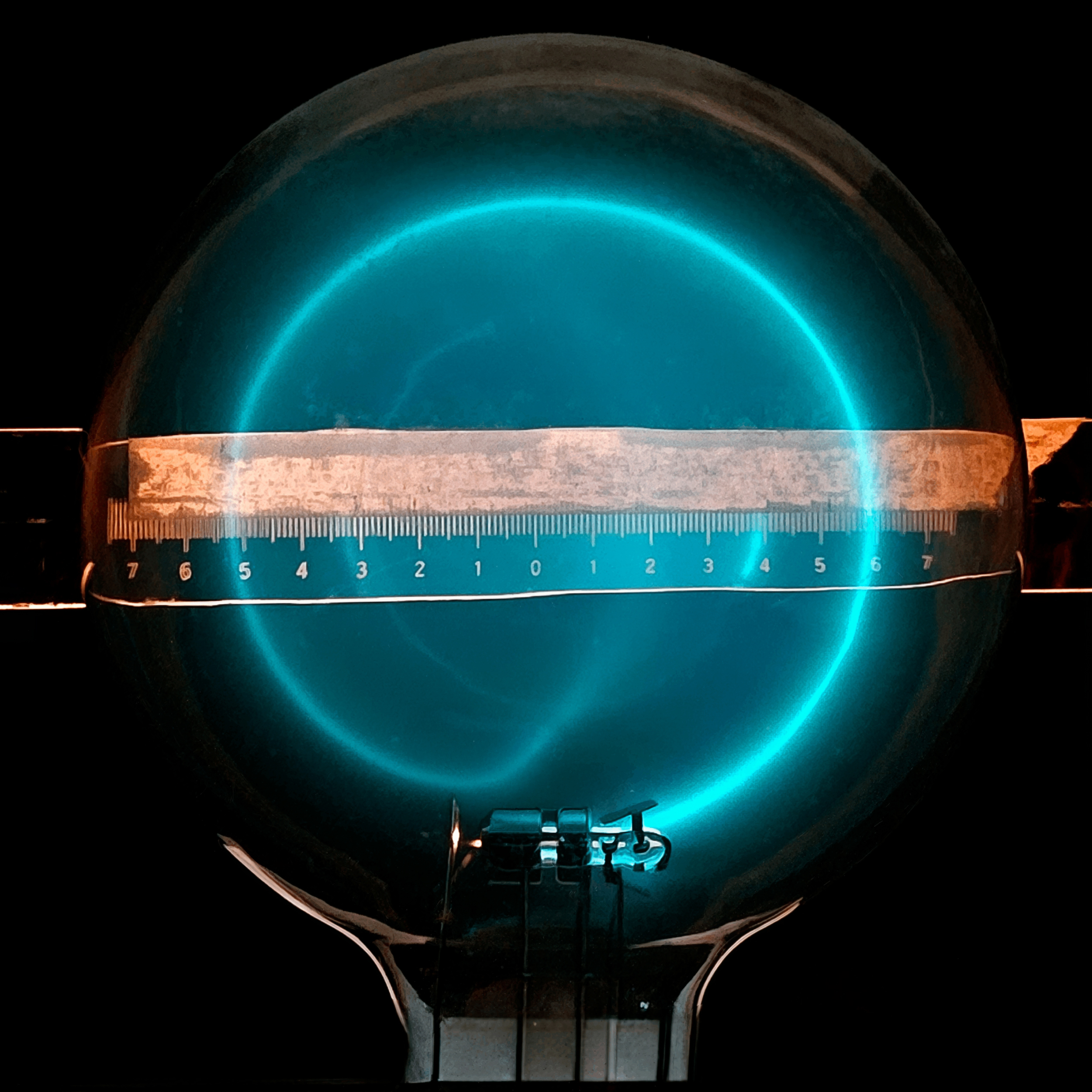 Visible electron beam and measuring scale in an e/m experiment