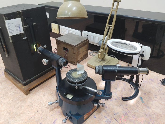Prism spectrometer arrangement