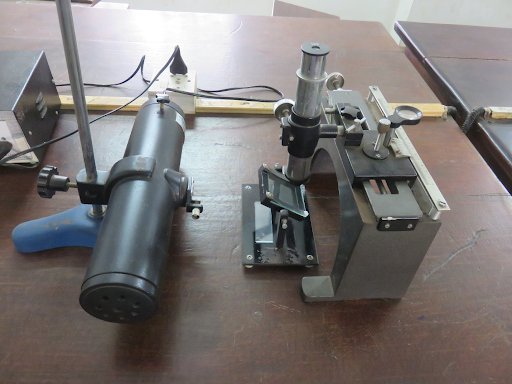 Air wedge apparatus with travelling microscope